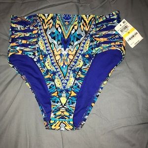 I am selling this swimsuit bottoms.